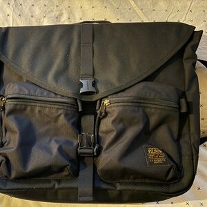 Surveyor Messenger Bag in black